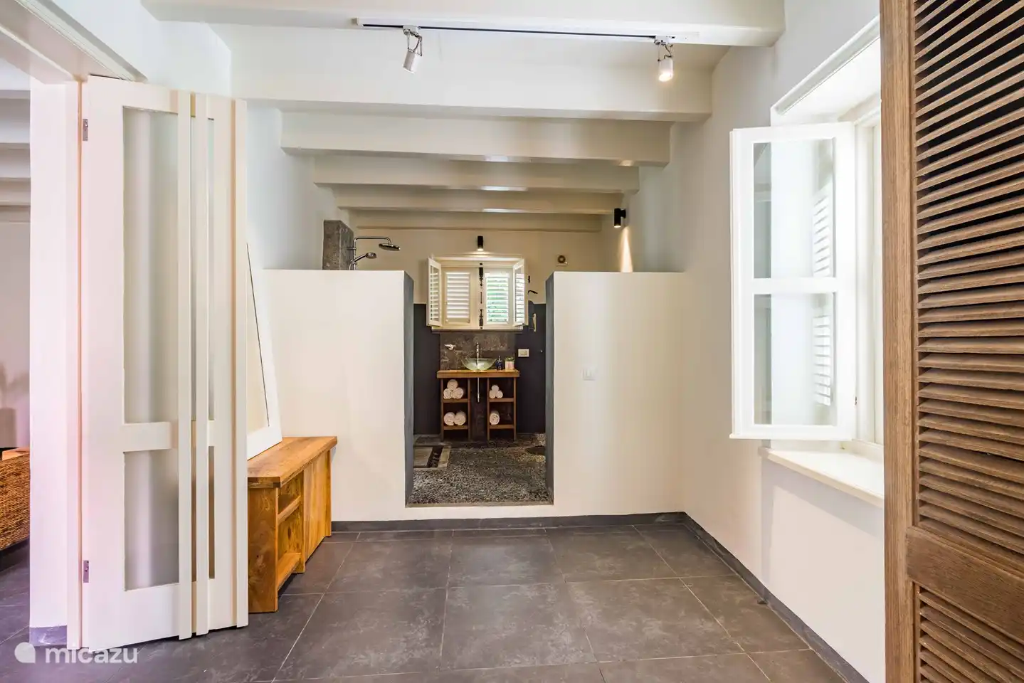 vista del baño desde la cama