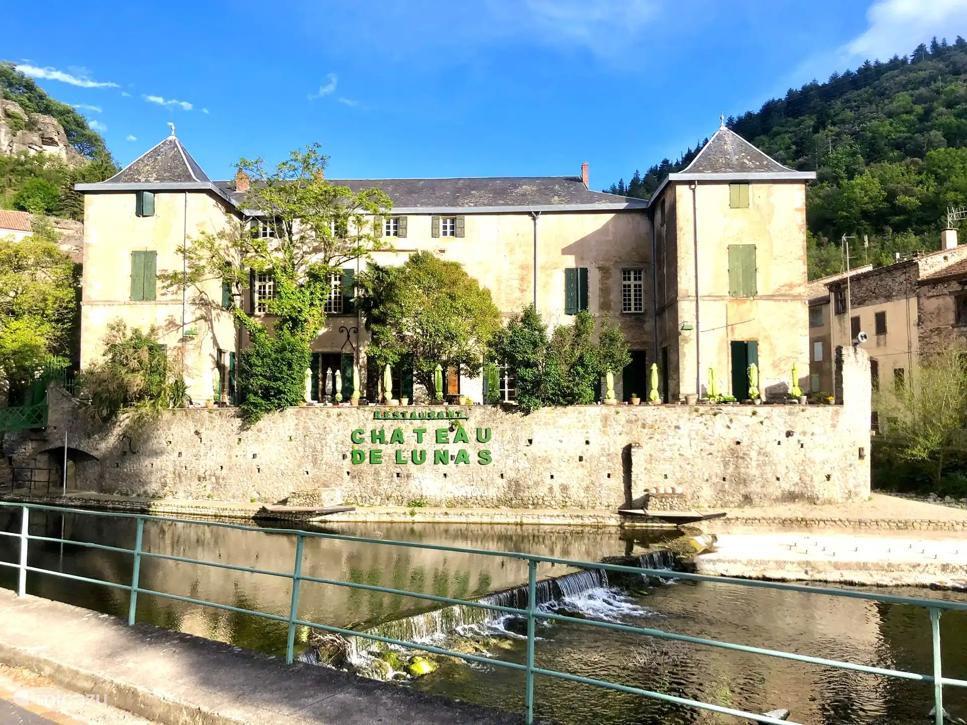 Lunch or dinner by the water at the Castle of Lunas