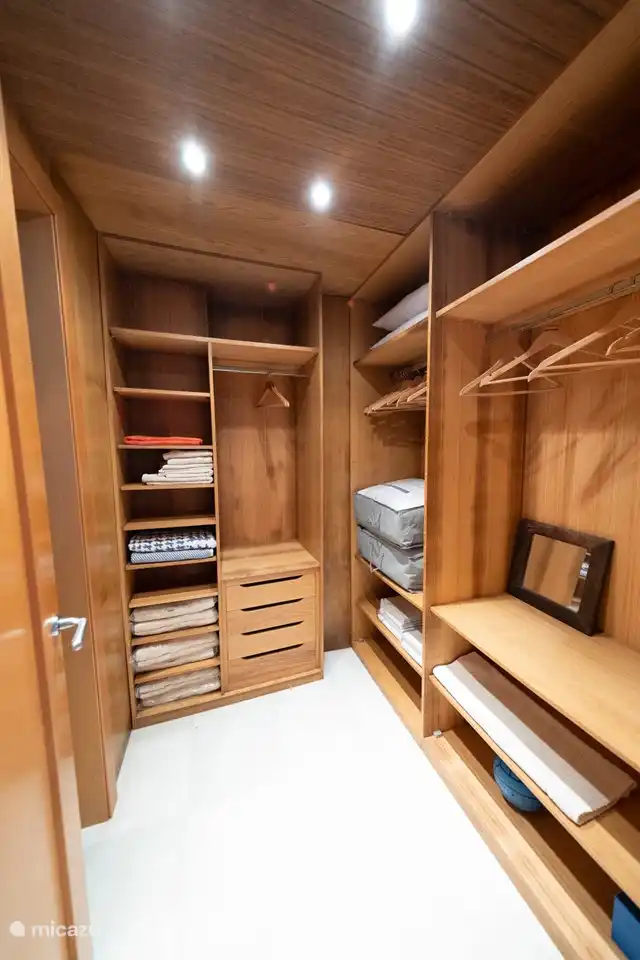 Begehbarer Kleiderschrank