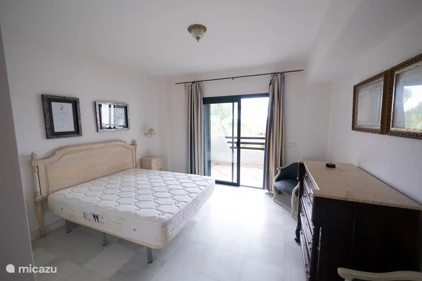 Hauptschlafzimmer. Mit eigenem Zugang zur Terrasse