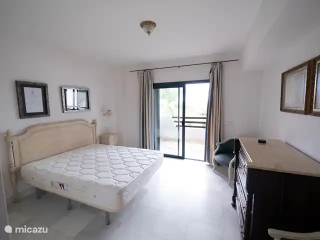 Emplacement privilégié sur la rivière près de la plage | Espagne, Costa del Sol, Sotogrande - appartement chambre principale. Avec accès privé à la terrasse
