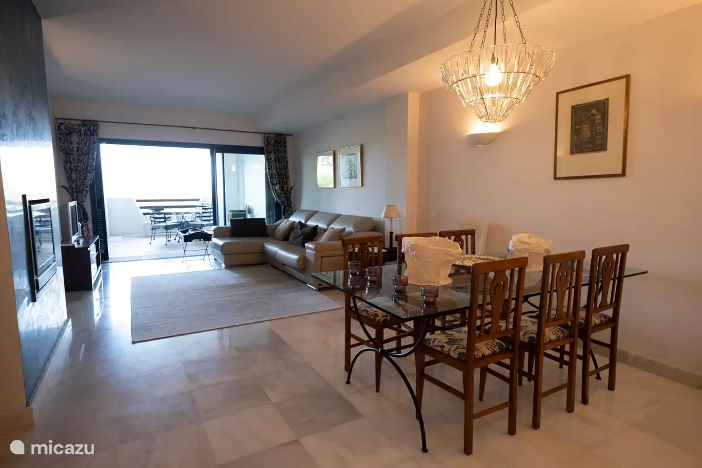 Geräumiges Wohnzimmer mit Zugang zur Terrasse