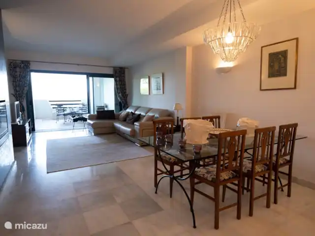 Emplacement privilégié sur la rivière près de la plage | Espagne, Costa del Sol, Sotogrande - appartement Salon spacieux avec accès à la terrasse