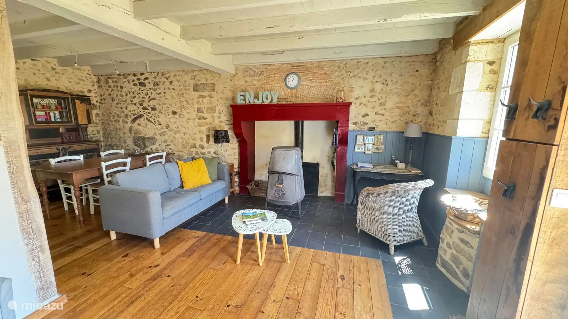 Woonkamer met houtkachel 