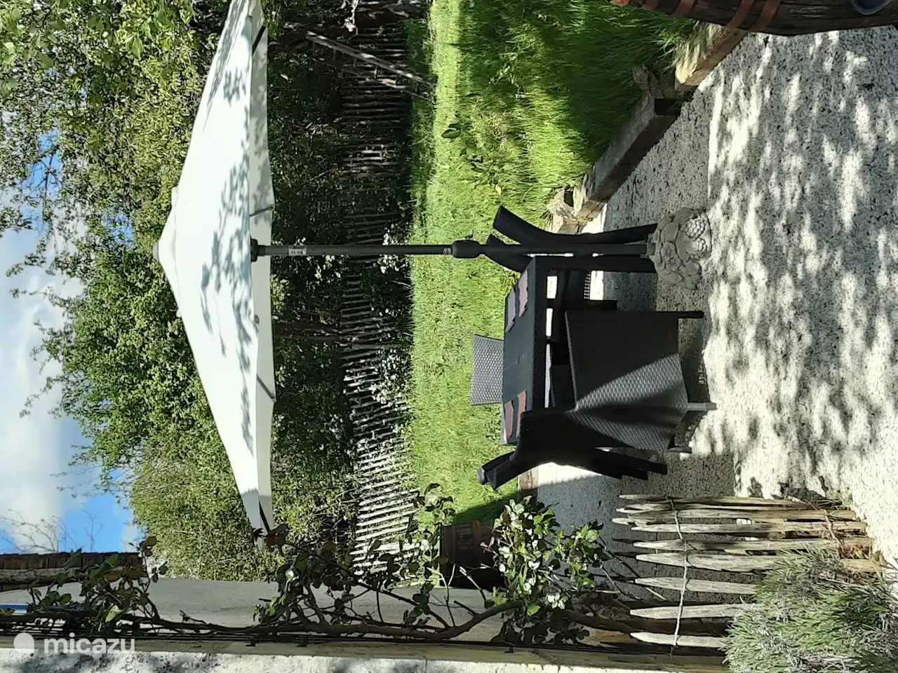 Terras met tafel en stoelen.   Tevens zijn er ligstoelen ter beschikking.