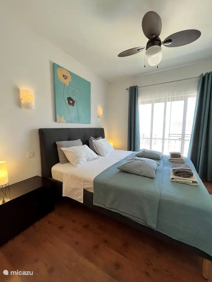 dormitorio principal 180 x 200 cm de Vista Mar - Apartamentos Fuseta