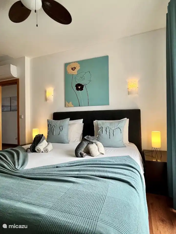 dormitorio principal cama king size y baño - de Vista Mar - apartamentos Fuseta