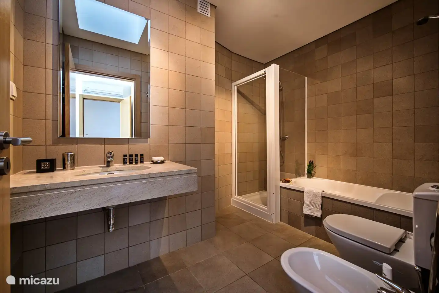 cuarto de baño, justo al lado del dormitorio, con ducha, bañera, bidé, inodoro y lavabo