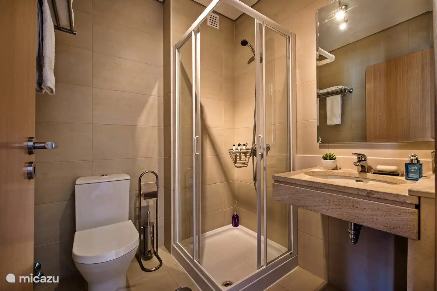 Cuarto de baño en el dormitorio 2 con ducha, inodoro y lavabo.