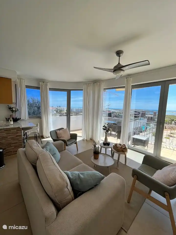 el salón con cocina abierta de Vista Mar - apartamentos Fuseta