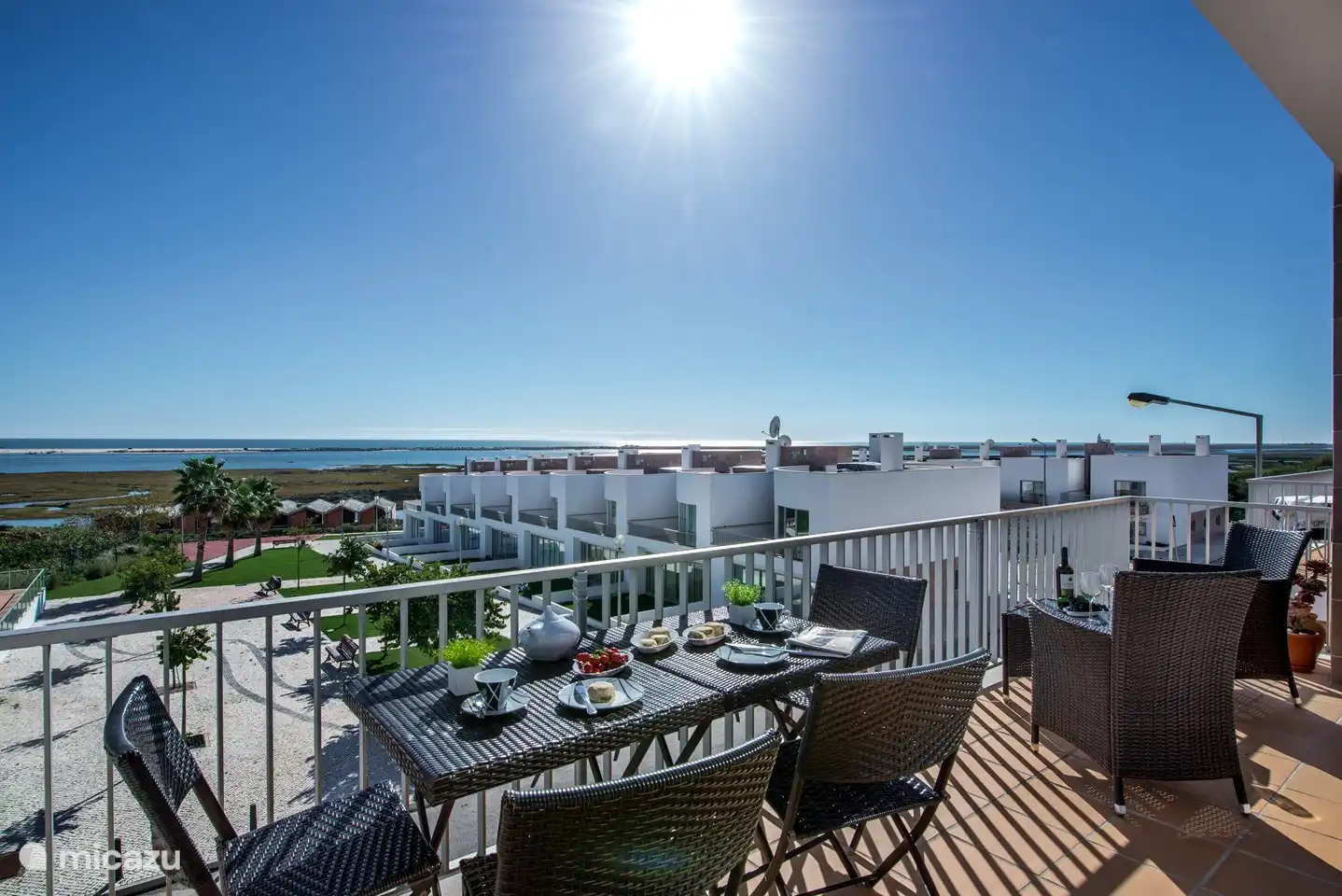balcón, directamente desde la cocina de la sala de estar, ideal para un desayuno rápido o una taza de café, con vistas siempre cambiantes sobre el océano atlántico