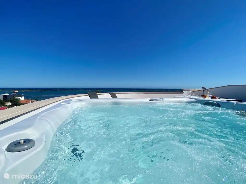 jacuzzi privado con vista al mar - desde Vista Mar - apartamentos Fuseta