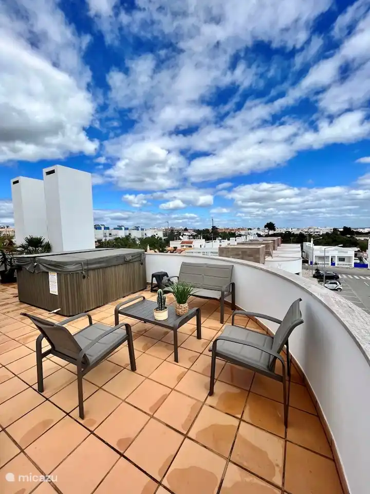 descansando en la azotea privada con jacuzzi de Vista Mar - Apartamentos Fuseta