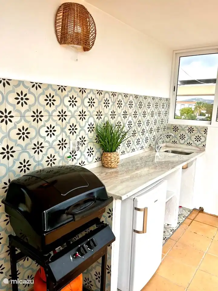 Cocina americana con barbacoa de gas, nevera con congelador y agua - de Vista Mar - Apartamentos Fuseta