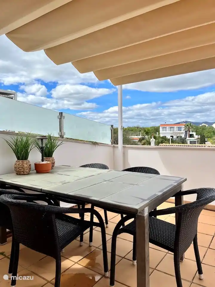 Mesa de comedor con tela de sombra y cómodas sillas en la terraza privada de Vista Mar - Apartamentos Fuseta.