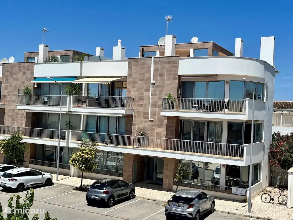 edificio, el apartamento de esquina derecho con azotea es Vista Mar - Apartamentos Fuseta