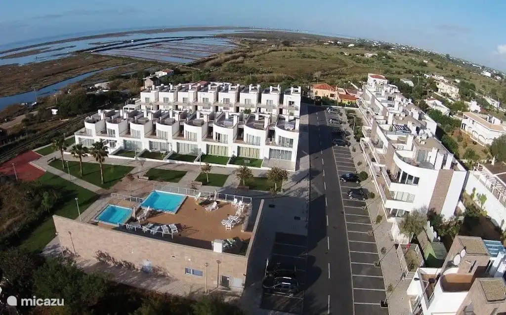 el resort, a la izquierda en primer plano el edificio de la piscina, detrás de las casas, y a la derecha los apartamentos, incluido Bela Vista Fuseta
