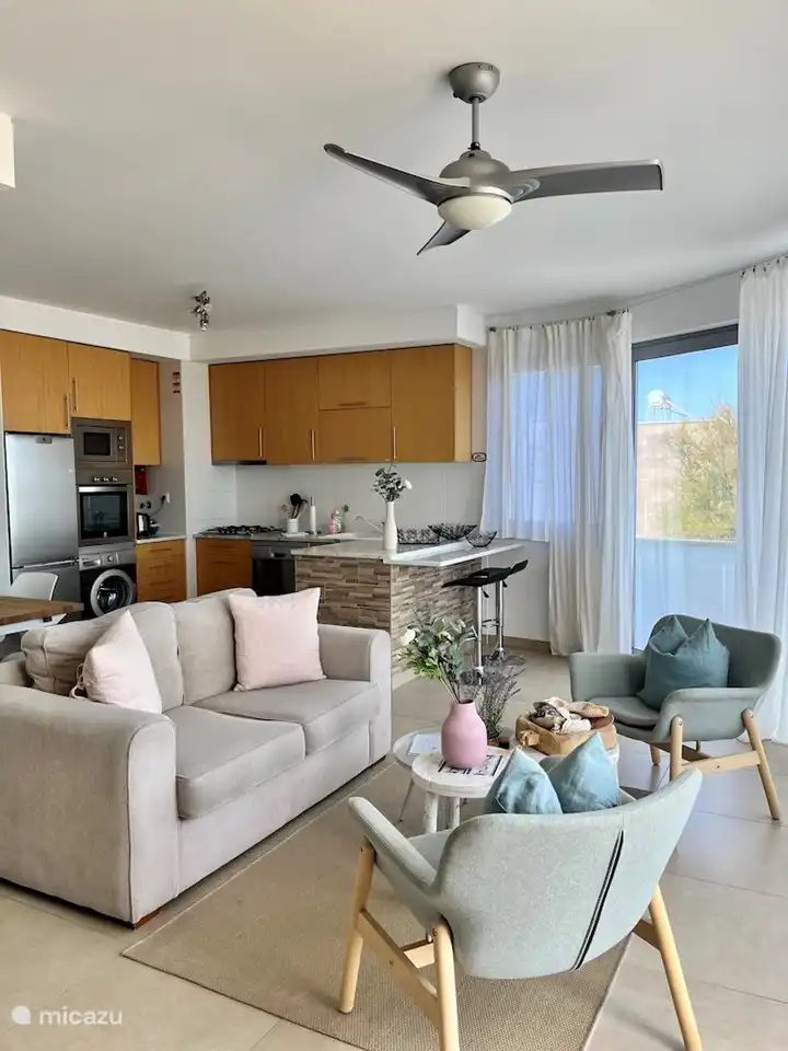 cocina con todos los electrodomésticos - de Vista Mar - apartamentos Fuseta