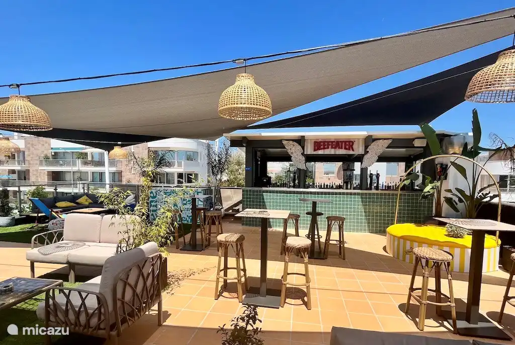 Lounge bar en la piscina del restaurante Ti Maria Panorámico - Apartamentos Fuseta