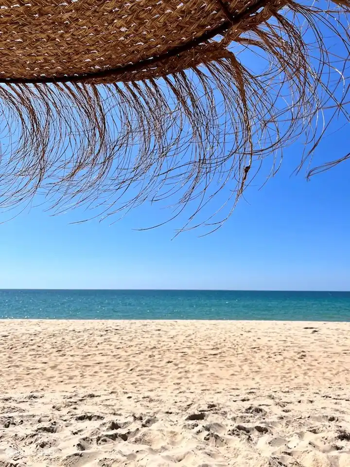Playa de la isla de Fuseta, a 10 minutos en ferry cruzando la Ría Formosa