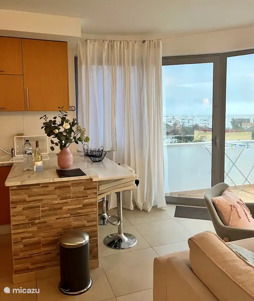 bar cerca de la cocina de Vista Mar - apartamentos Fuseta