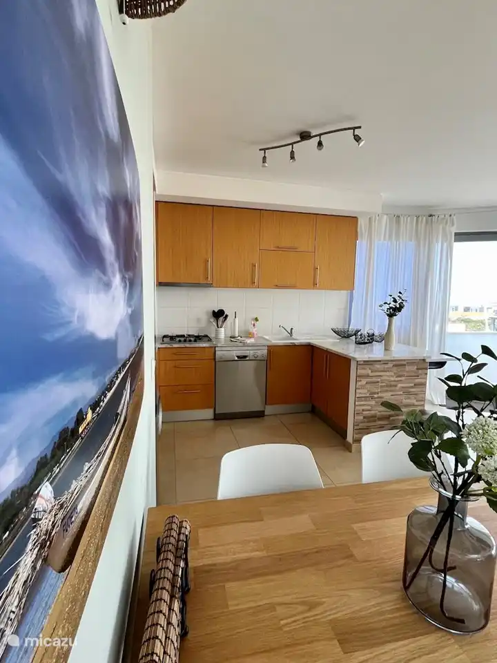 Comedor y cocina con barra de Vista Mar - Apartamentos Fuseta