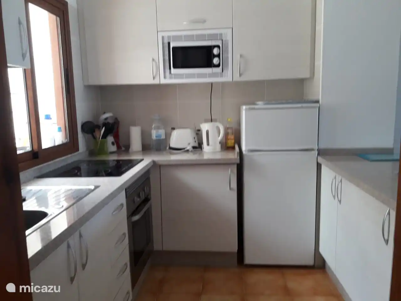 cocina totalmente equipada con frigorífico, congelador, cafetera, tetera, tostadora, horno, vitrocerámica, microondas, encimera de granito y mucho más
espacio en el armario