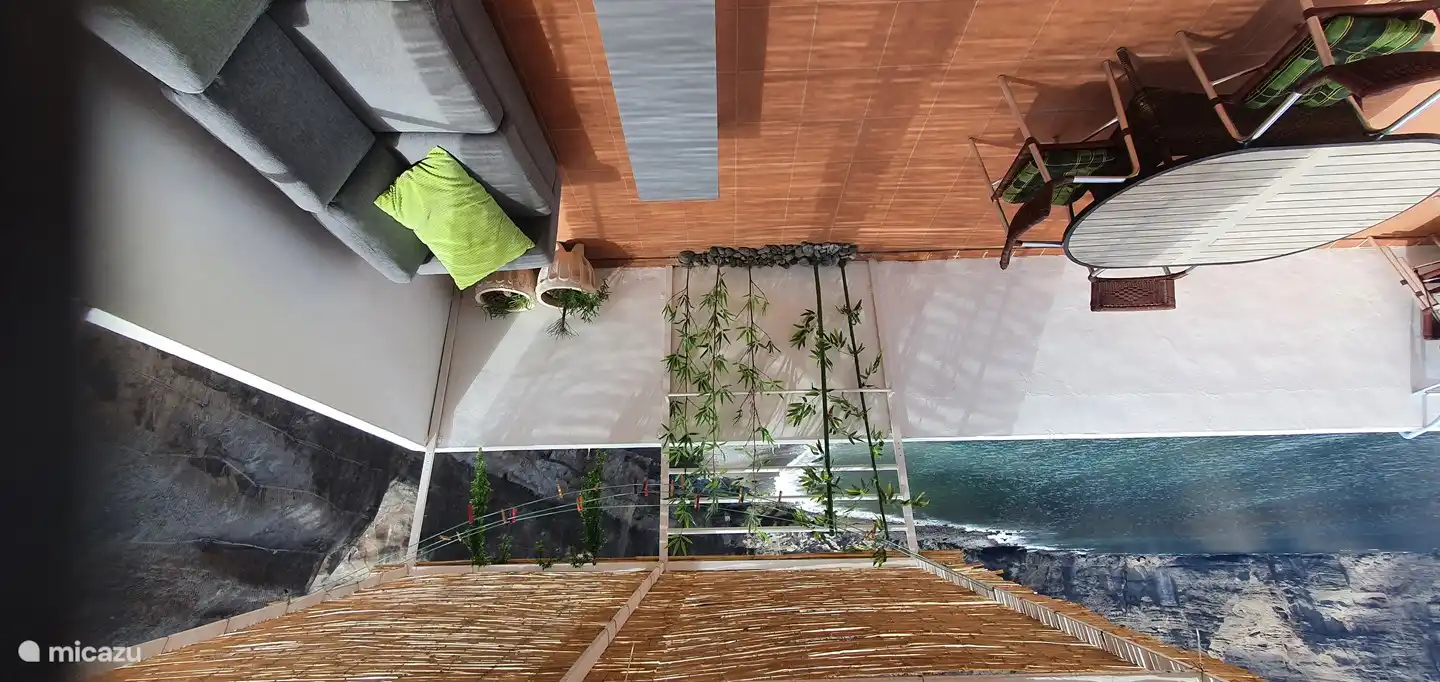 Terraza de 50 m2 con ducha exterior y banco