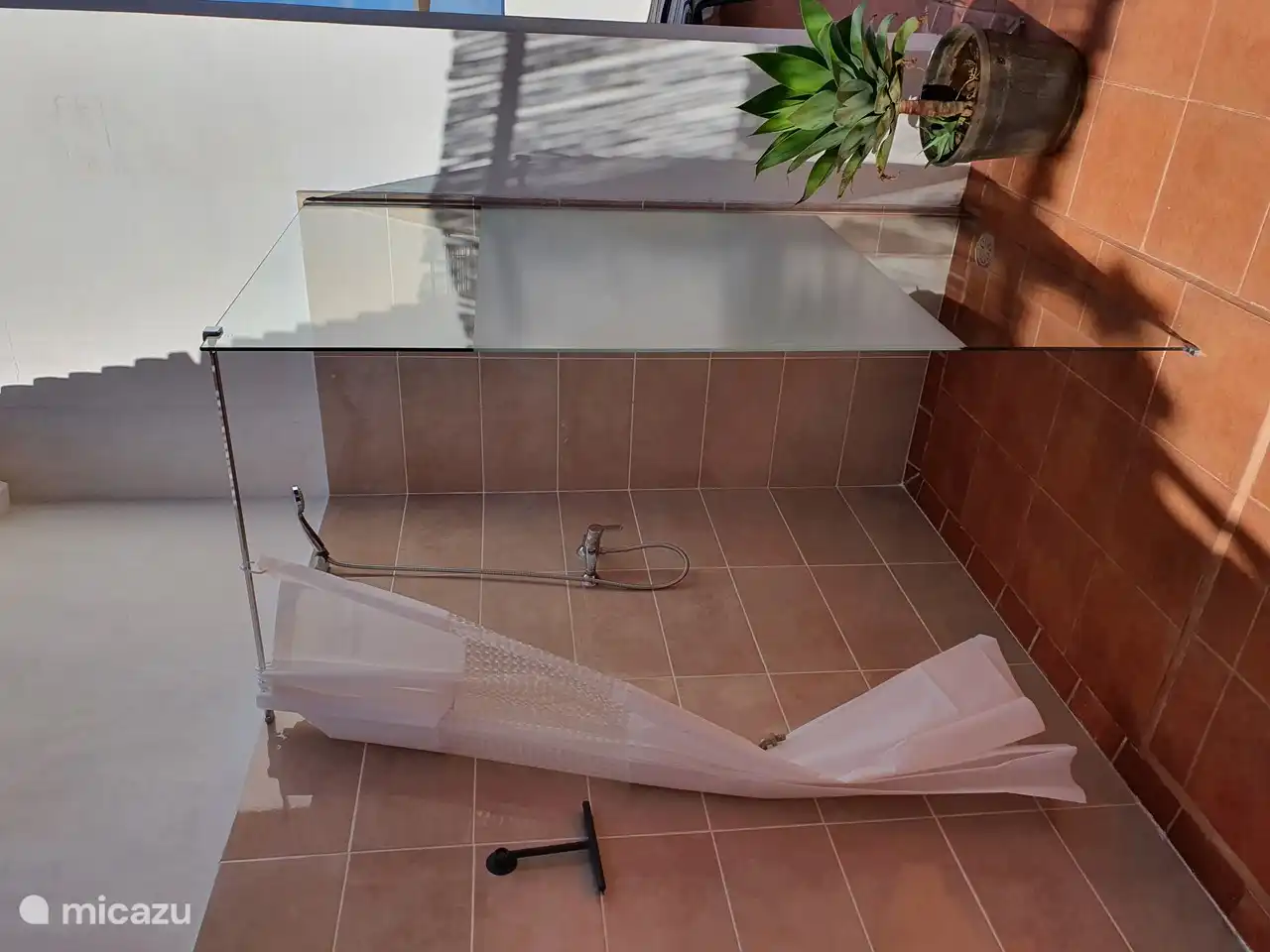 la ducha exterior en la terraza, que pertenece a un amplio dormitorio de 4 plazas