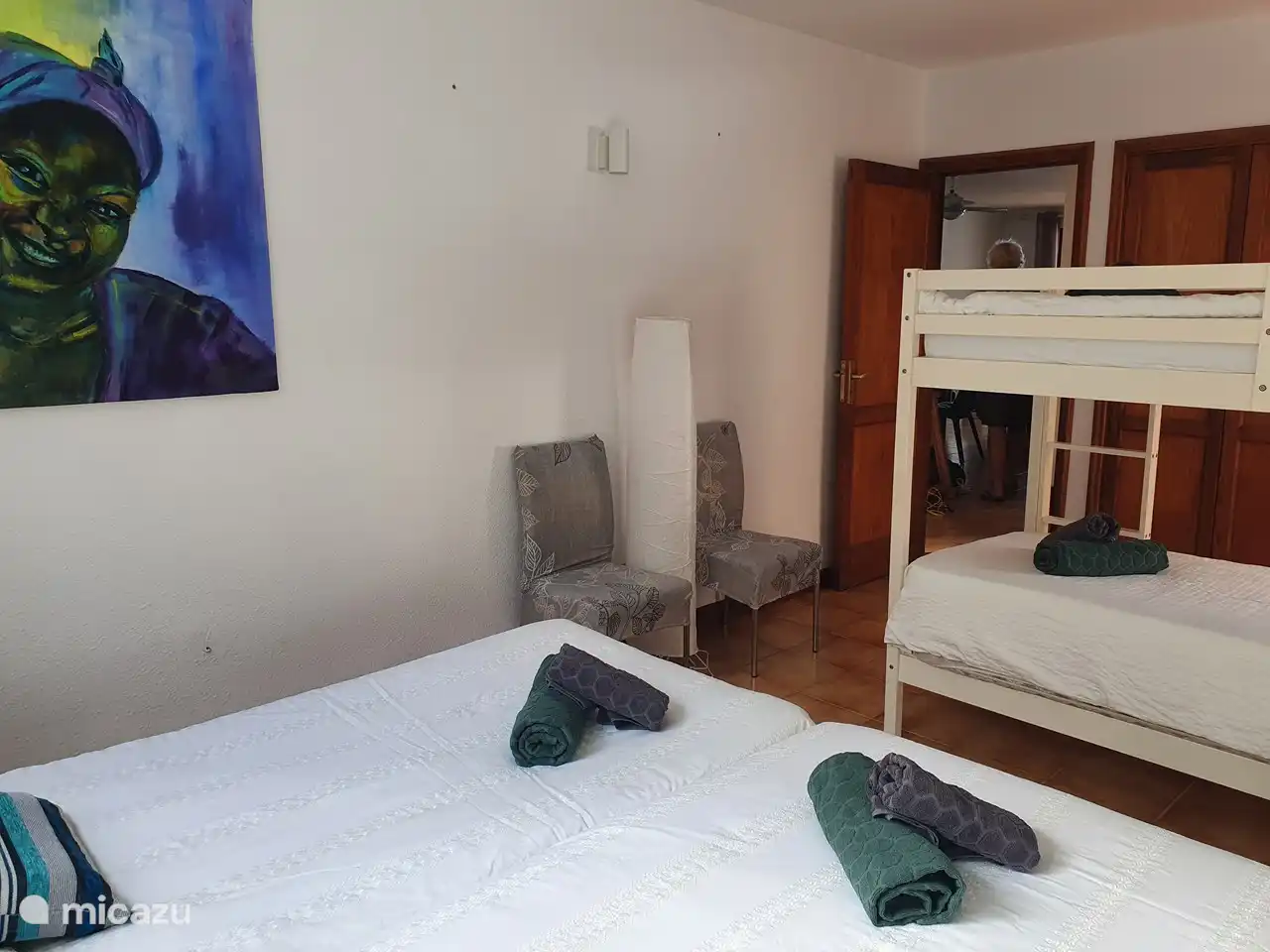 Amplia habitación para 4 personas con literas y 2 camas. puerta a gran terraza al aire libre