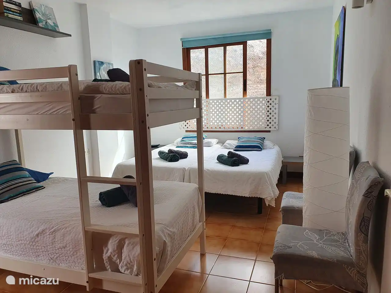 Segundo dormitorio con 2 camas individuales y litera para 2 personas. Posibilidad de poner un matra extra, para que 7 personas por teléfono. puede pasar la noche.
