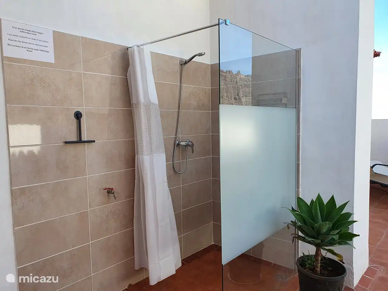 ducha al aire libre en la gran terraza