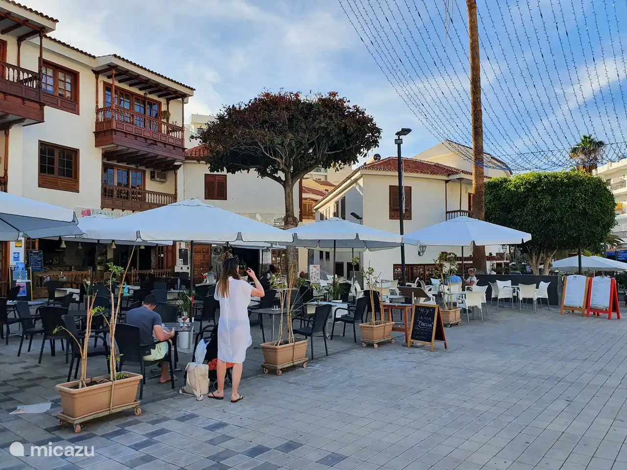 terraza en la plaza de la iglesia lis gigantes