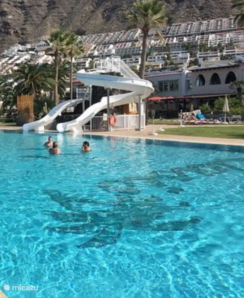 Piscina pública de pago OASIS. 450 metros a pie del alojamiento. Desde julio/agosto abierto, ver sitio web. Hermosa ubicación con excelentes vistas. Descansar. presente.