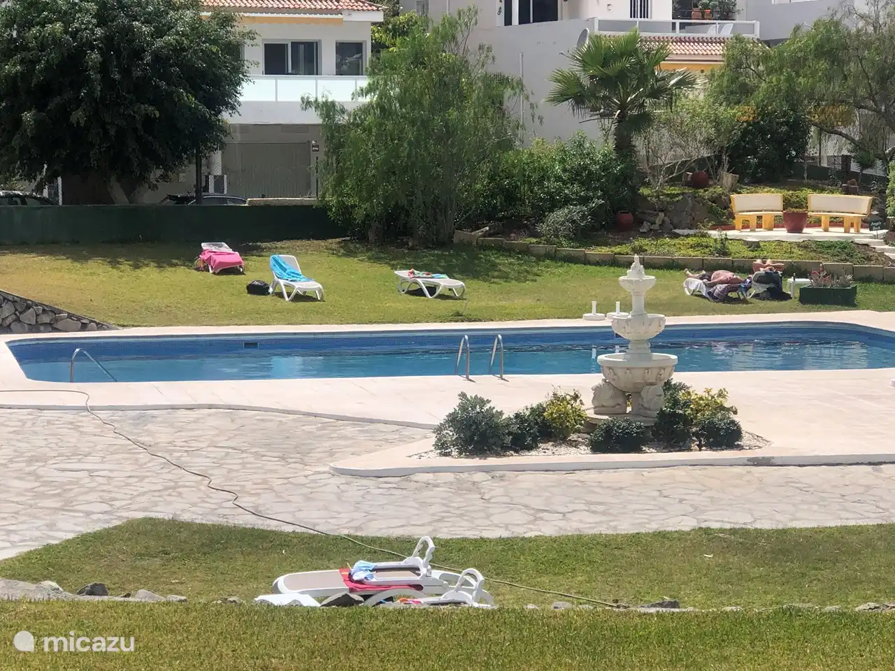Piscina pública de pago. Hermosa zona para tomar el sol incl. hamacas, 6 euros pp
Restaurante disponible para buena comida y bebidas.