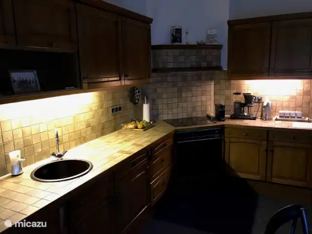Au Boswal Holiday home Weerelo | Pays-Bas, Overijssel, Weerselo - ferme La cuisine nostalgique avec tout l'équipement moderne. A la campagne vous vivez dans la cuisine et il y a une belle grande table avec des chaises.