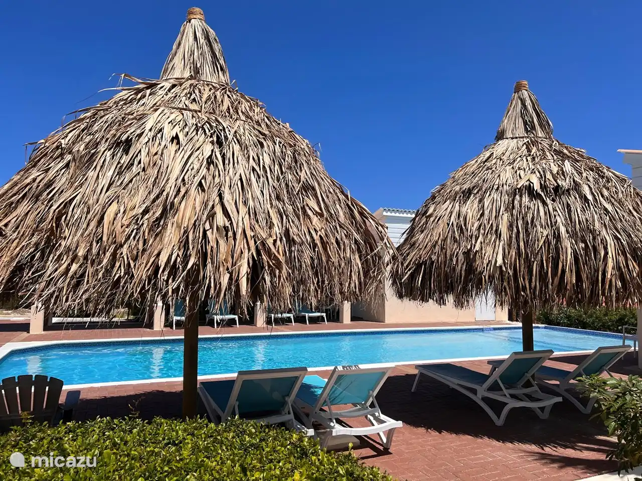 La piscine spacieuse avec des chaises longues confortables