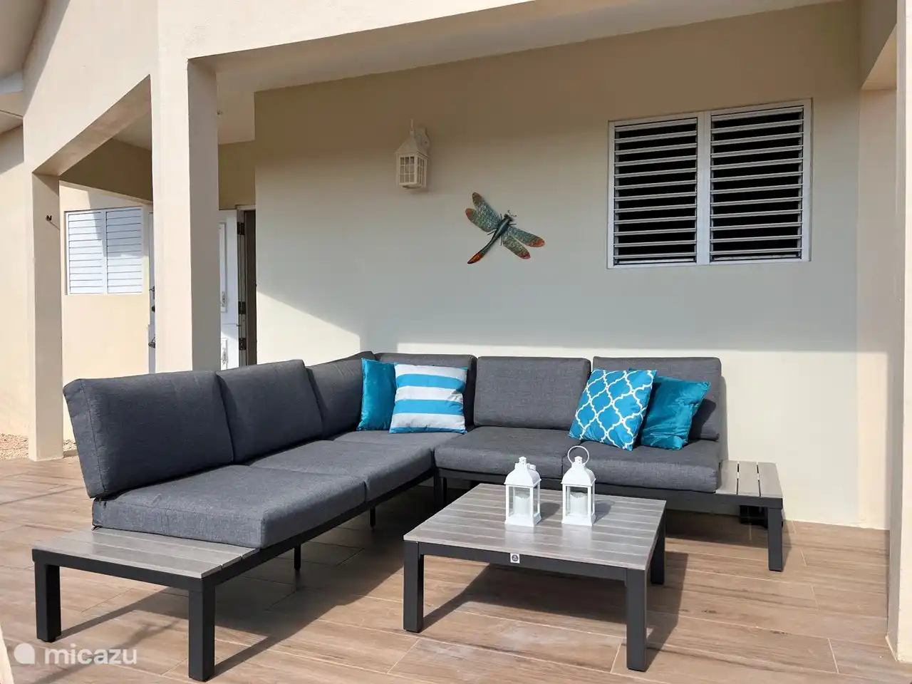 Le porche avec une vue fantastique sur la réserve naturelle et la mer