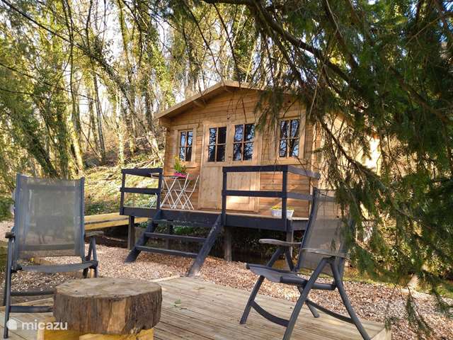 Holiday home in France, Franse Ardennen – bed & breakfast La Fosse Bleue forest hut Blaireau