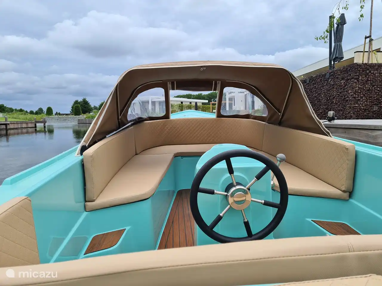 Genießen Sie das Wasser in diesem sonnigen Hingucker, wer möchte sich darin nicht sehen lassen.