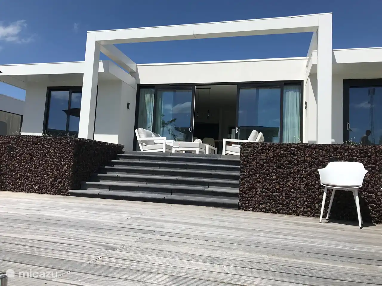 Blick auf die Villa vom hinteren Garten.