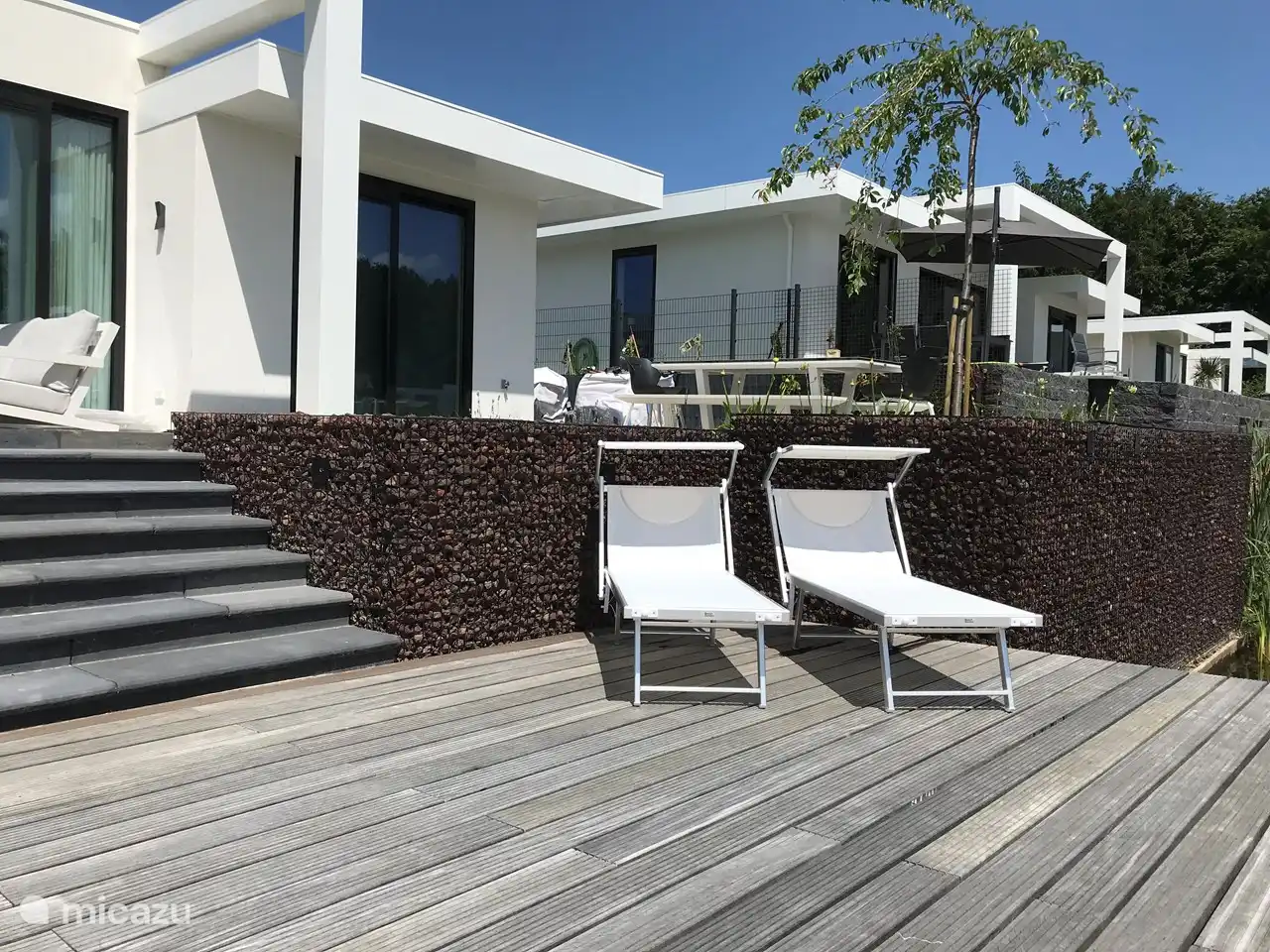 Auf den Sonnenliegen die Sonne genießen