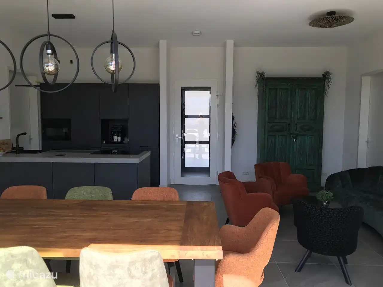 Das Wohnzimmer, luxuriös, gemütlich und heimelig eingerichtet, auch wenn das Wetter nicht mitspielt, ist es ein guter Ort zum Verweilen.