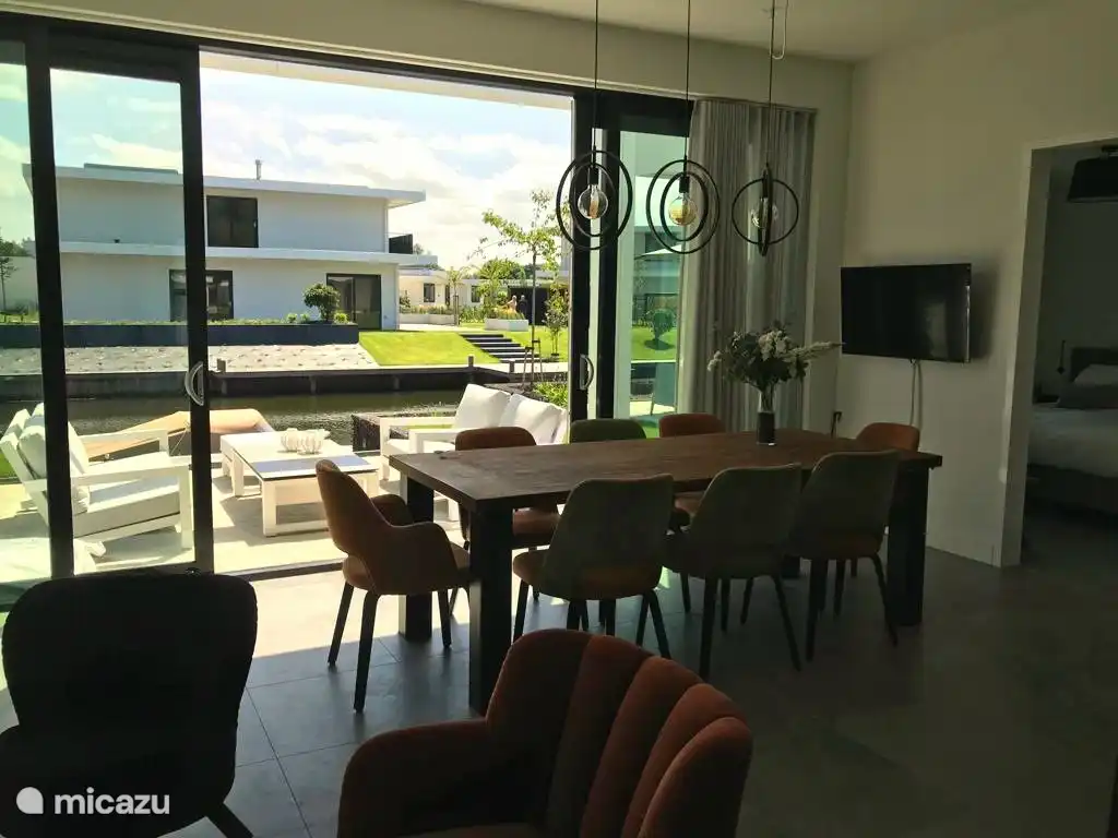 Genießen Sie Ihren eigenen Garten und den schönen Garten des Nachbarn auf der anderen Straßenseite :)