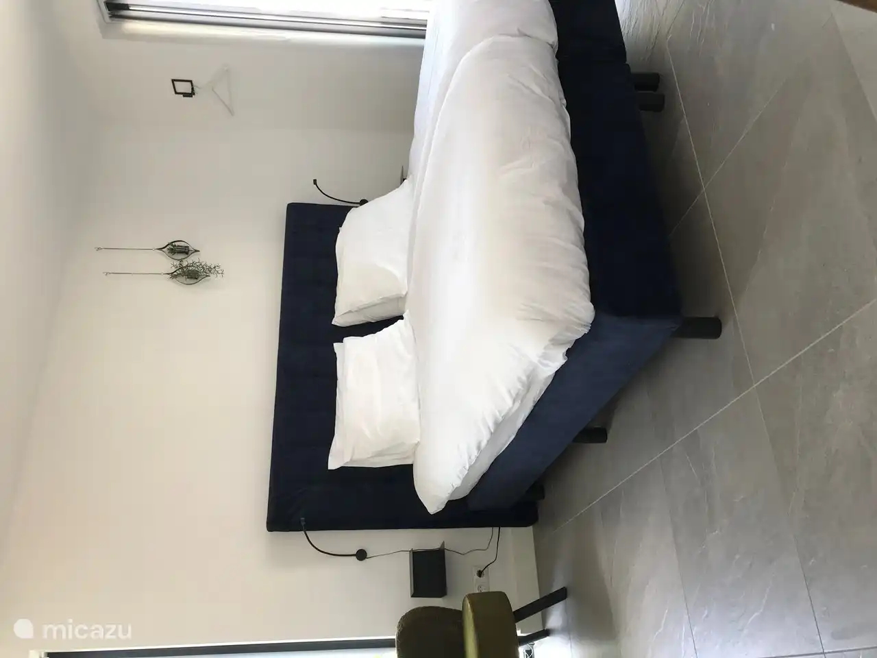Das helle Schlafzimmer, mit extra langen und breiten Betten in Hotelqualität (210 lang und 180 breit), mit Zugang zum Badezimmer und Schiebetüren zur eigenen Terrasse.
