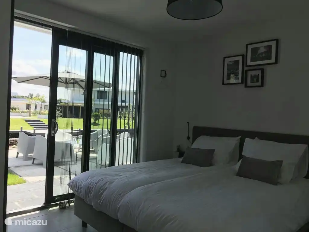 Schlafzimmer auf der Rückseite mit schönem Blick über das Wasser. Das Bett ist in Hotelqualität, 180 breit und extra lang, 210 cm lang. Alle Schlafzimmer haben direkten Zugang zum Badezimmer und Schiebetüren zu einer Terrasse.