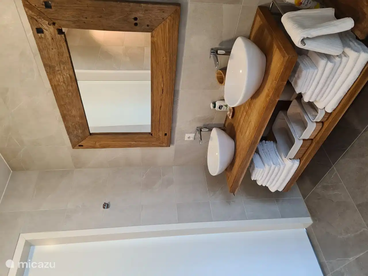 Die 2 Badezimmer verfügen über Doppelwaschbecken, Fön, Toilette und eine begehbare Dusche mit Regendusche. Zusätzlich zu den Toiletten in den Badezimmern gibt es noch ein extra separates WC.