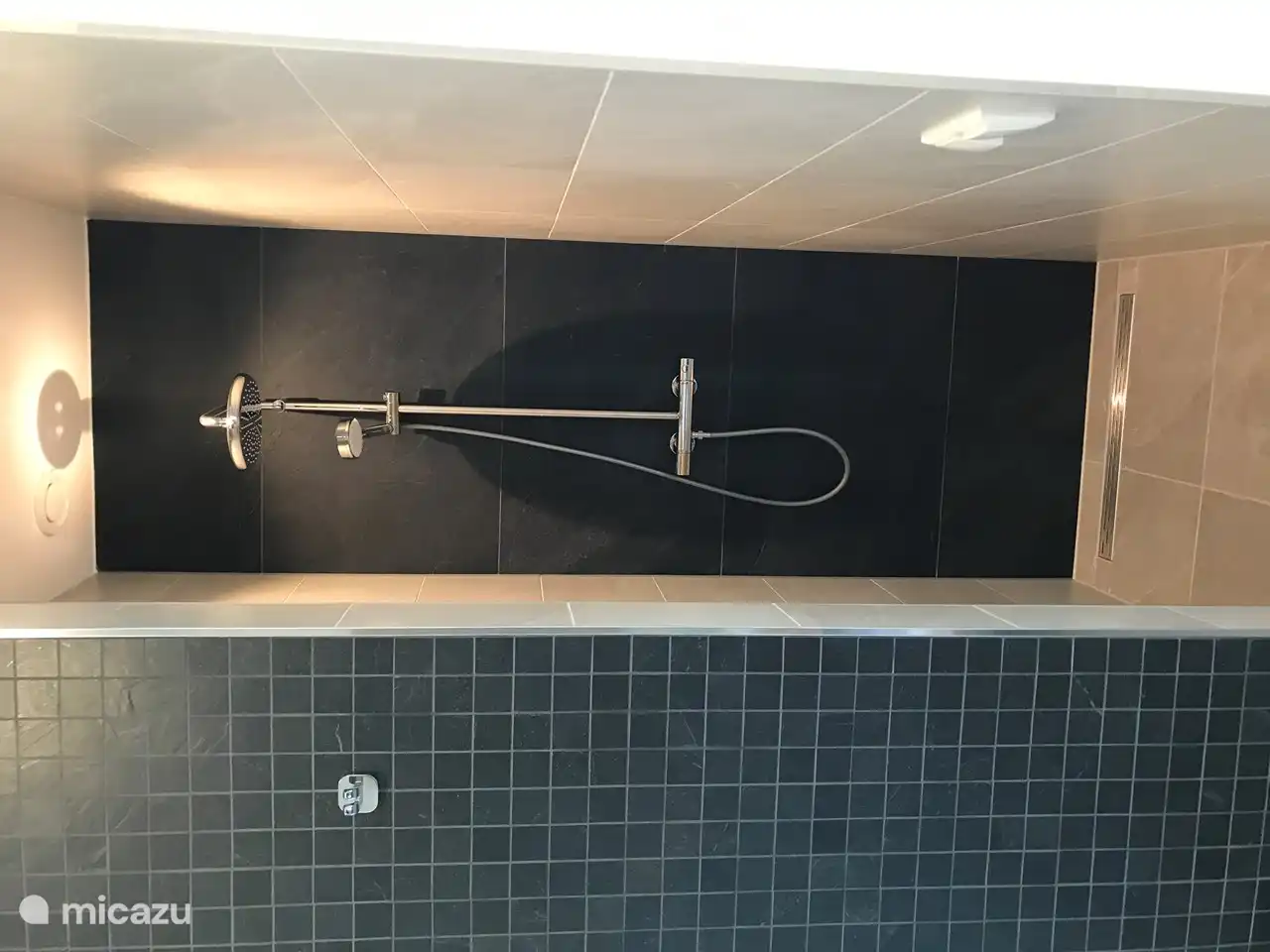 Die begehbare Dusche mit Regendusche