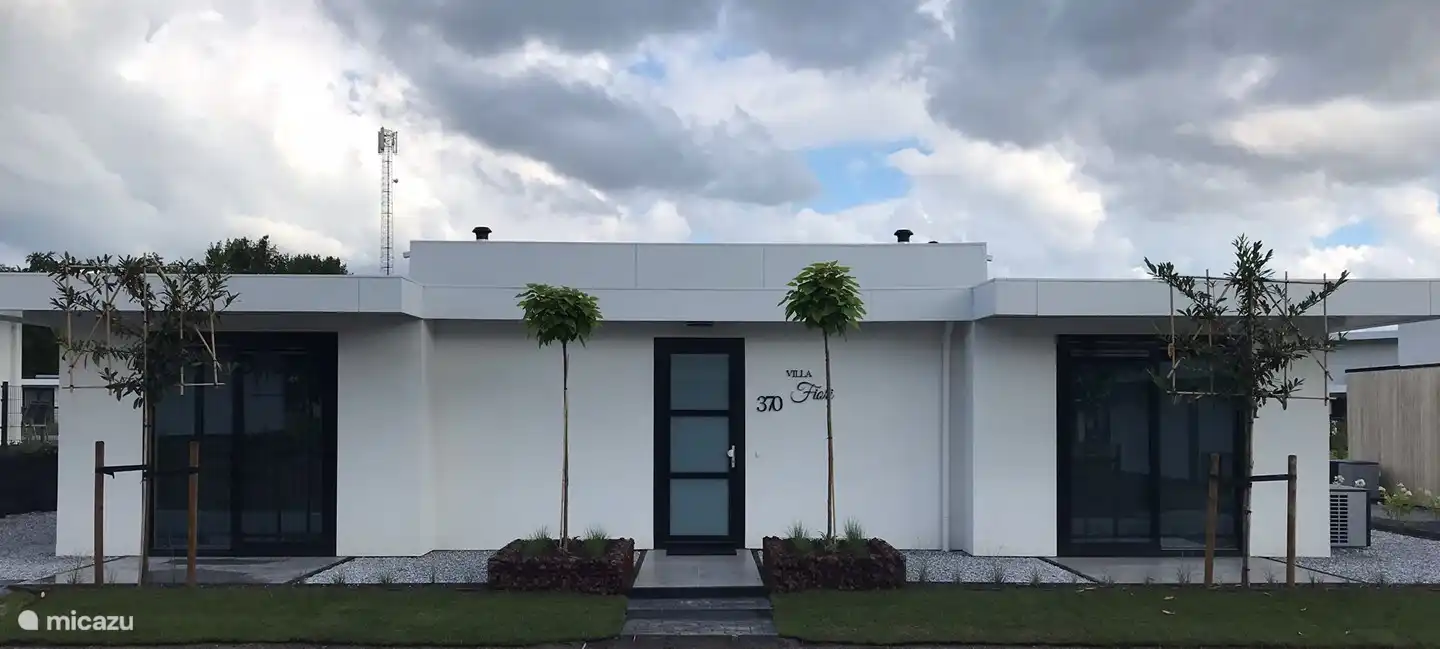 Die Vorderseite unserer Villa, Villa für 8 Personen mit allem Komfort, extra langen Betten mit Bettwäsche und Bettwäsche, alles in Hotelqualität. Vier Schlafzimmer, 2 Badezimmer, 3 Toiletten. Jedes Schlafzimmer verfügt über eine eigene Schiebetür zur Terrasse.