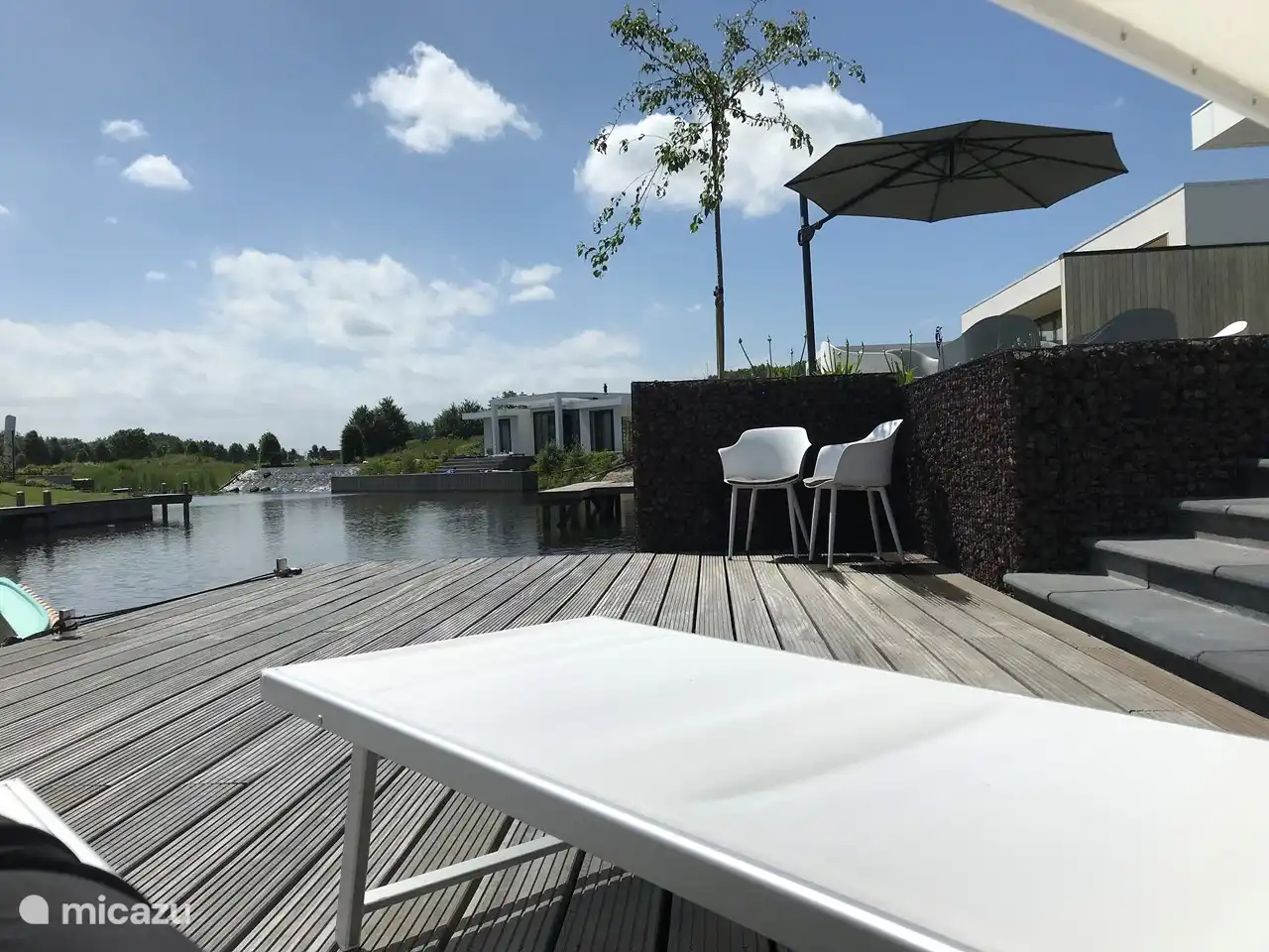 Am Wasser gibt es immer etwas zu sehen, genießen Sie es von Ihrer Sonnenliege aus.